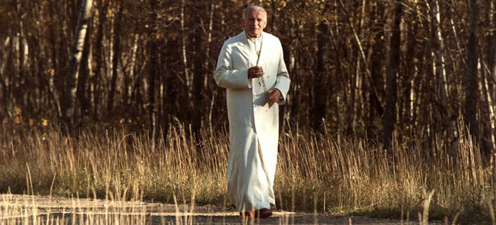 Juan Pablo II caminando con su rosario
